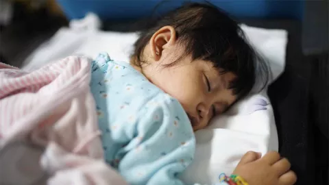 Tips Menurunkan Demam Anak Saat Obat Sirop Dilarang, Simak Kata Ahli - GenPI.co JATIM
