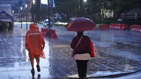 Kabar Cuaca BMKG Jatim, Hujan Petir Sejak Pagi, Siapkan Payung - GenPI.co JATIM