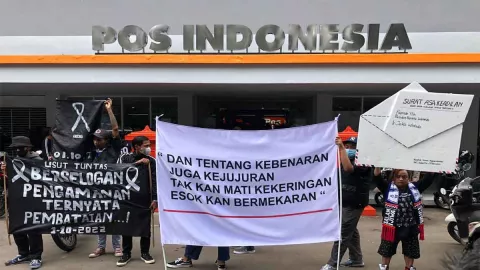 Aremania Geruduk Kantor Pos, Kirim Surat ke Jokowi, Usut Tuntas Tragedi Kanjuruhan - GenPI.co JATIM
