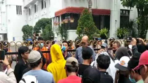 Kompi Minta Wawali Surabaya Hentikan Unggahan Konten Sidak TikTok - GenPI.co JATIM