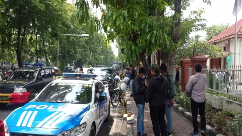 Sidang Perdana Tragedi Kanjuruhan, Ratusan Polisi Siaga di PN Surabaya - GenPI.co JATIM
