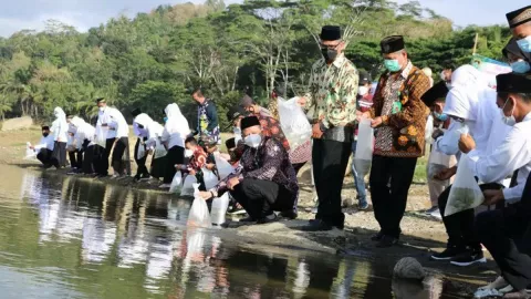 Unik, Ada Sedekah Menebar Ikan di Waduk Sermo Kulon Progo - GenPI.co JOGJA