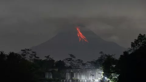 Gunung Merapi Luncurkan 3 Kali Guguran Lava Pijar, Selasa Pagi - GenPI.co JOGJA