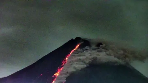 Aktivitas Vulkanik, Lava Pijar Merapi Teramati Meluncur 1,8 Km - GenPI.co JOGJA