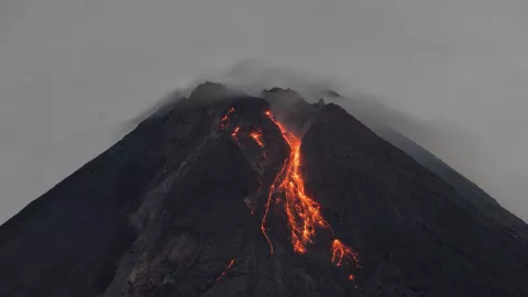 Merapi Luncurkan 22 Kali Guguran Lava Pijar, Jarak 2 Kilometer - GenPI.co JOGJA
