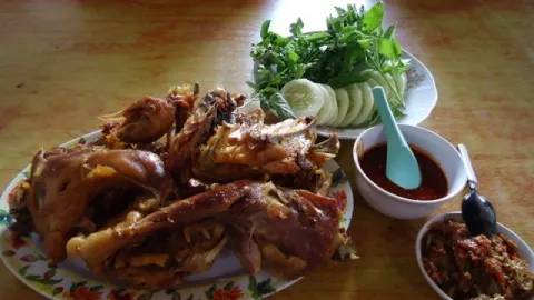 Waktunya Makan Siang, Coba Gurihnya Ayam Goreng Mbah Cemplung - GenPI.co JOGJA