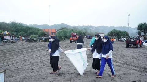 Bersih Sampah di Parangtritis, Bupati Bantul Beri Pesan ke Santri - GenPI.co JOGJA
