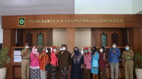 Bupati Kulon Progo Minta Perempuan Berkebaya Lestarikan Budaya - GenPI.co JOGJA