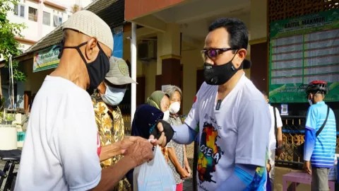 Tularkan Empati, Wawali Yogyakarta Gowes Sambil Bagi-bagi Sembako - GenPI.co JOGJA
