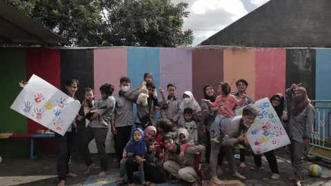 Seru! Mahasiwa UPN Yogyakarta Ajak Anak di Panti Main Game - GenPI.co JOGJA
