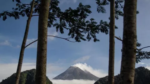 Merapi Muntahkan Lava Pijar Jarak 1,8 Km dari Puncak - GenPI.co JOGJA