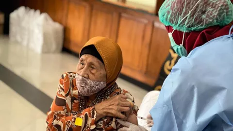 Vaksinasi Booster Lansia di Kota Yogyakarta Melambat, Kok Bisa? - GenPI.co JOGJA