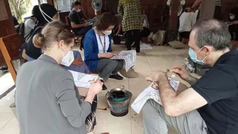 Kece! Delegasi G20 Belajar Bikin Batik di Imogiri Bantul - GenPI.co JOGJA