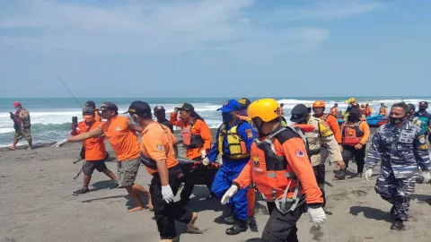 SAR Berhasil Evakuasi Wisatawan Terseret Ombak Pantai Glagah - GenPI.co JOGJA