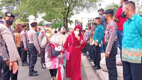 Lebaran di Yogyakarta, Jokowi Bagi-bagi Sembako ke Warga - GenPI.co JOGJA