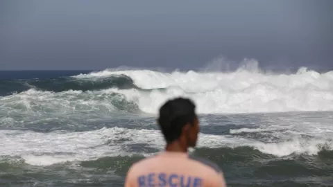 Waspada, BMKG Imbau Turis di Yogyakarta Tak Berenang di Pantai - GenPI.co JOGJA