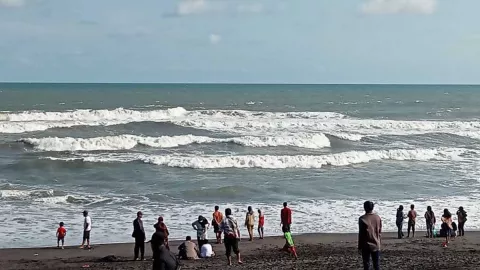 Libur Lebaran, Pantai Goa Cemara Bantul Diserbu Turis - GenPI.co JOGJA