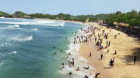 Turis di Pantai Wediombo Gunungkidul Bisa Nikmati Internet Gratis - GenPI.co JOGJA