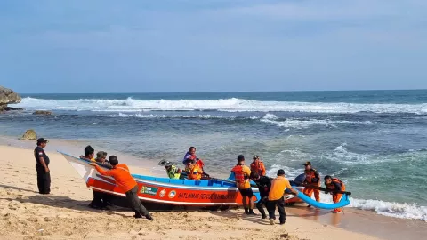 2 Wisatawan Terseret Ombak Pantai Drini Gunungkidul, 1 Hilang - GenPI.co JOGJA