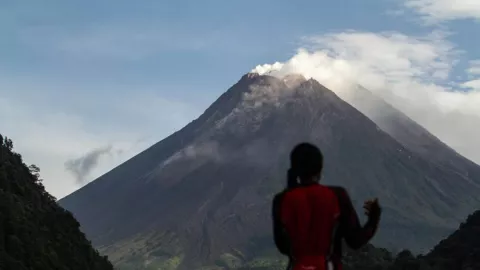 Merapi Luncurkan Lava Pijar, Jarak 1,5 Kilometer pada Jumat Pagi - GenPI.co JOGJA