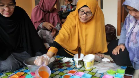 25 Pelaku UMKM di Kulon Progo Dilatih Manfaatkan Jelantah Jadi Lilin - GenPI.co JOGJA