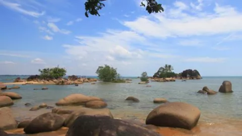 Pantai Temajuk, Surga Tersembunyi di Ekor Kalimantan - GenPI.co KALBAR