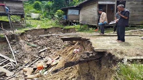 4 Rumah Warga Nyaris Terseret Longsor di Rantau Bumbun - GenPI.co KALBAR