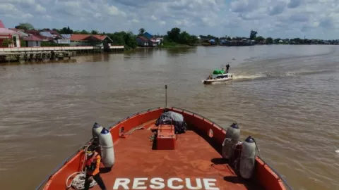 Warga Padati Pesisir Pantai, SAR Siagakan Kapal Penyelamat - GenPI.co KALBAR