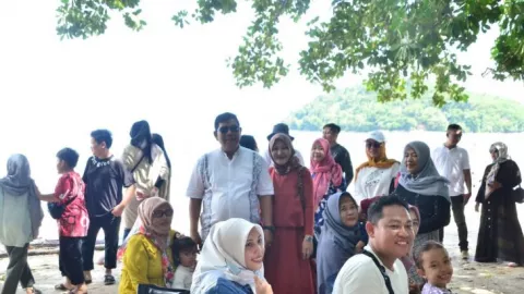Boyong Istri ke Pantai Pulau Datok, Citra: Alhamdulillah - GenPI.co KALBAR