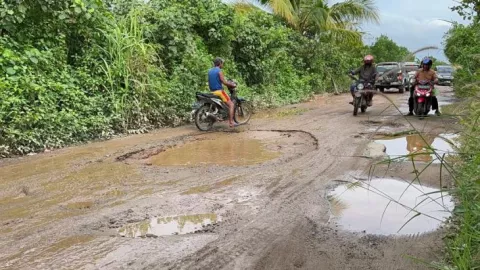 Pemprov Diminta Tingkatkan Kualitas Jalan Siduk-Teluk Batang - GenPI.co KALBAR
