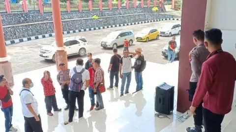 Seruduk DPRD, Masyarakat Desak Pelantikan Wakil Bupati Sintang - GenPI.co KALBAR