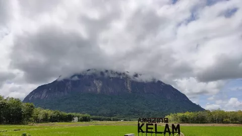 Rusak Parah, Jalan Lingkar Kelam Tak Seindah Wisata Bukit Kelam - GenPI.co KALBAR
