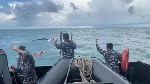 KLM Maju Indah Tenggelam, 8 ABK Diselamatkan Kapal TNI AL - GenPI.co KALBAR
