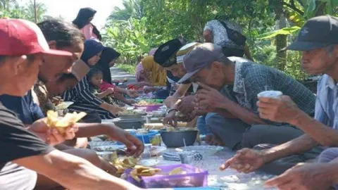 Ungkapan Syukur, Warga Sungai Kupah Makan Bersama di Jalan Raya - GenPI.co KALBAR