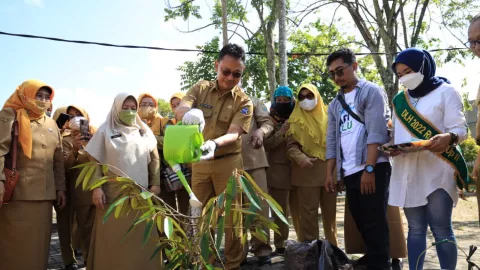 Ribuan Pohon Produktif Ditanam untuk Kalbar Teduh - GenPI.co KALBAR