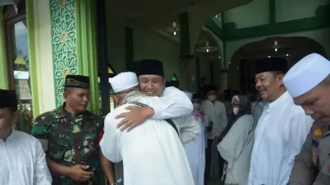 143 Jemaah Haji Kabupaten Sambas Disambut Wabup Fahrur Rofi - GenPI.co KALBAR