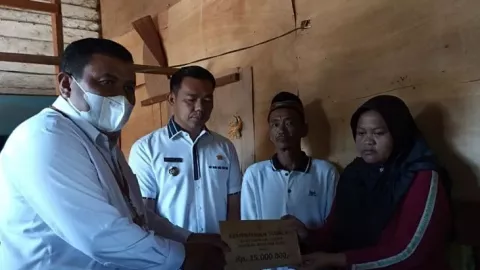 Keluarga Korban Banjir di Kapuas Hulu Dapat Bantuan Kemensos - GenPI.co KALBAR
