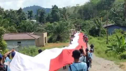 HUT RI, Bendera Merah Putih 77 Meter Berkibar di Bukit Serindu - GenPI.co KALBAR