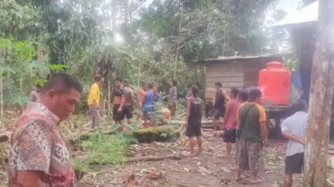 Dihantam Puting Beliung, 7 Rumah Warga Sambus Rusak Parah - GenPI.co KALBAR