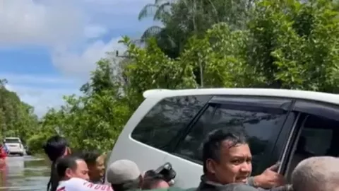Buntuti Wabup, Mobil Dinas Pemkab Kapuas Hulu Terseret Banjir - GenPI.co KALBAR