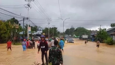 Hujan Deras dan Tanggul Jebol, Kota Singkawang Terendam Banjir - GenPI.co KALBAR