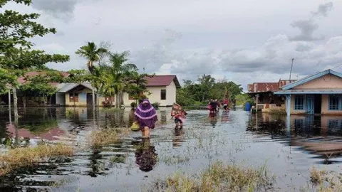 Hujan Deras, Rumah Warga Kubu Raya Digenangi Air - GenPI.co KALBAR