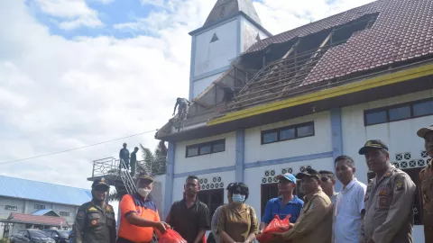 34 Bangunan di Binjai Hulu Dihantam Angin Puting Beliung - GenPI.co KALBAR