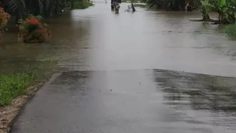 Hujan Deras, Jalan Utama Kecamatan Belitang Terendam Banjir - GenPI.co KALBAR