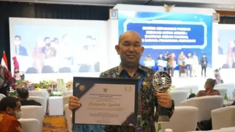 Atasi Inflasi dengan Pupuk Hayati, Landak Raih TPID Award 2021 - GenPI.co KALBAR