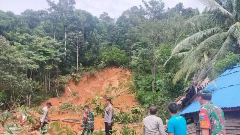 1 Keluarga Korban Tanah Longsor di Batu Ampar Dievakuasi Tim Gabungan - GenPI.co KALBAR