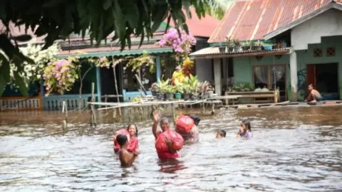 Banjir Rendam 10 Kecamatan, Sekolah di Sintang Diliburkan - GenPI.co KALBAR