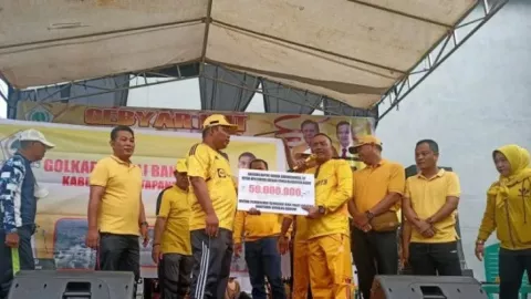 Maman Abdurrahman Rogoh Rp 50 juta untuk Korban Banjir di Ketapang - GenPI.co KALBAR