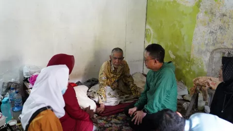 Sambangi Rumah Zulkifli, Edi Kamtono Serahkan Bantuan - GenPI.co KALBAR