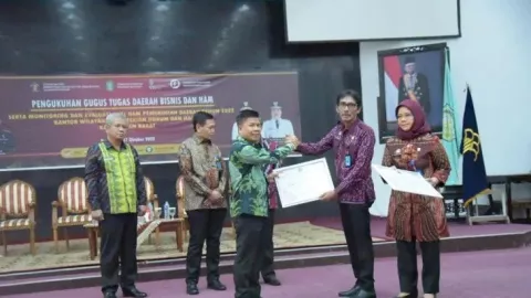 Sambas Diganjar Penghargaan Nilai Tertinggi Aksi HAM 2022 - GenPI.co KALBAR